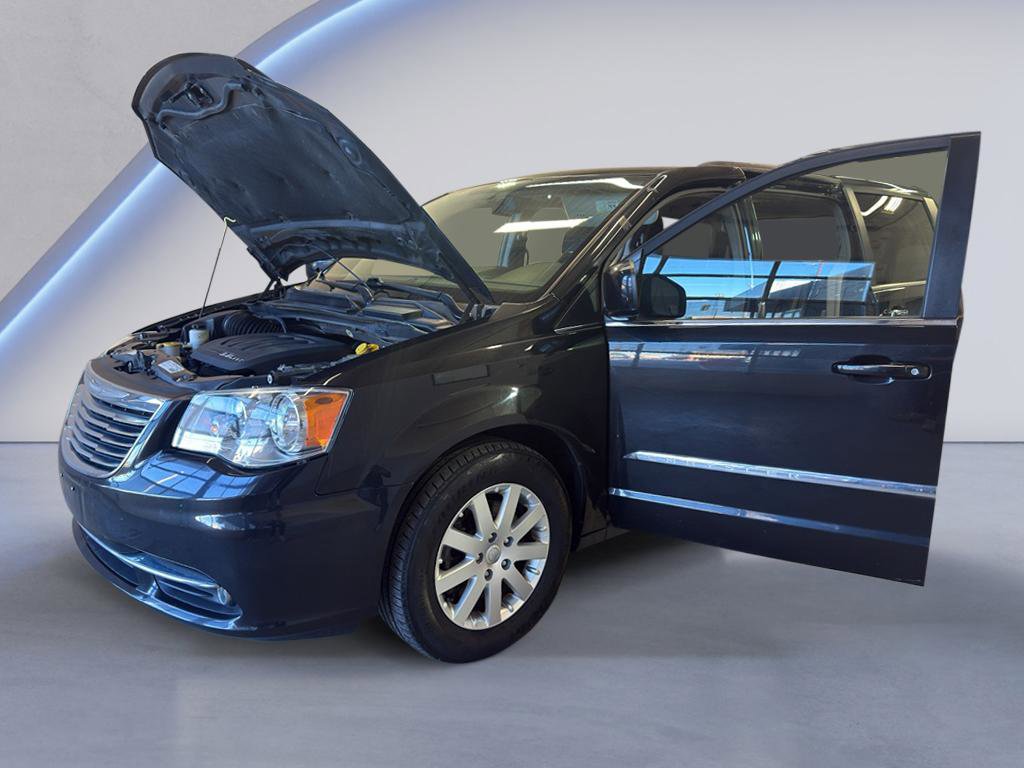 Used 2016 Chrysler Town & Country Touring FWD image 9