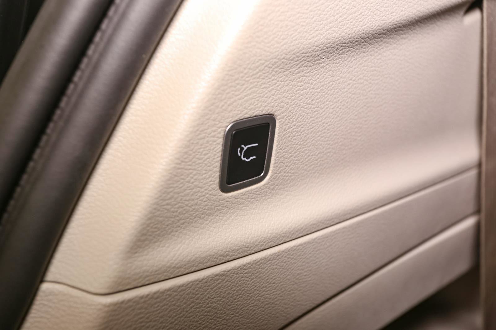 Used 2024 Chrysler Voyager LX image 13