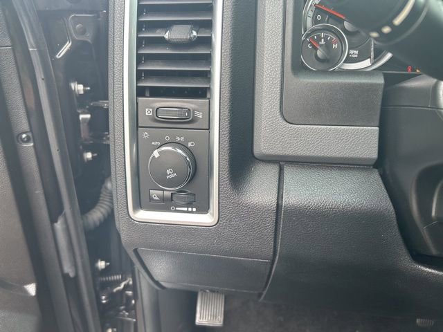 Used 2017 RAM 1500 Classic SLT w/ SLT Plus D￩cor Group AWD/4WD image 18