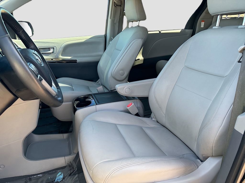 Used 2020 Toyota Sienna XLE w/ XLE Navigation Package image 21