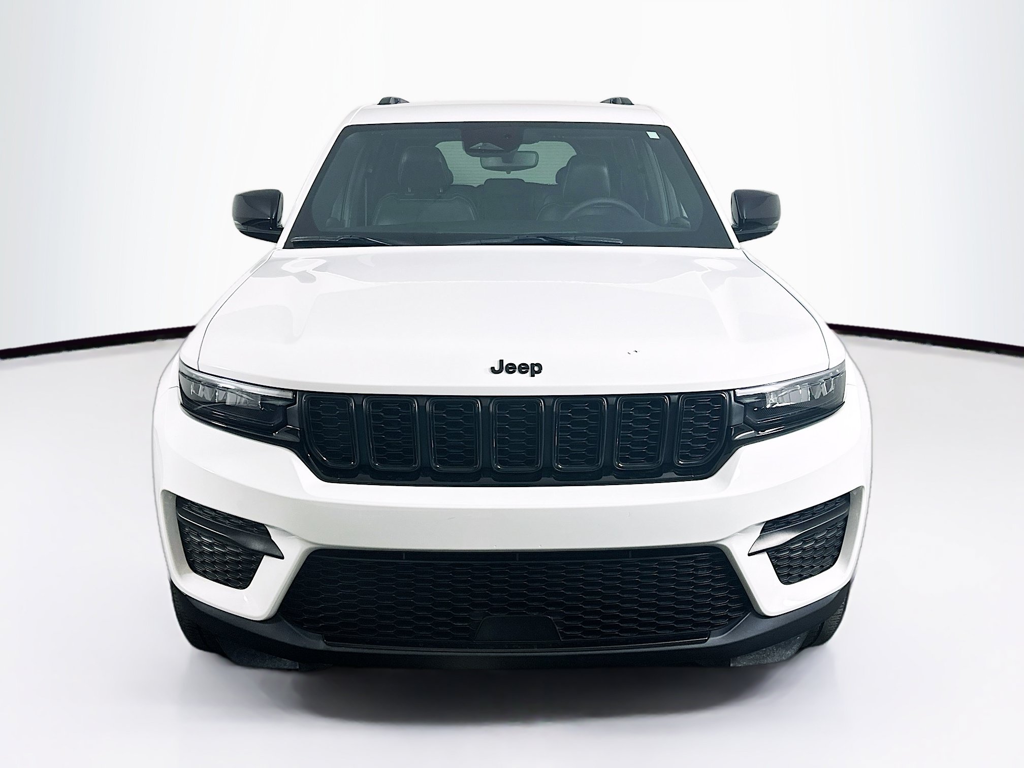 Used 2023 Jeep Grand Cherokee Altitude AWD/4WD image 2
