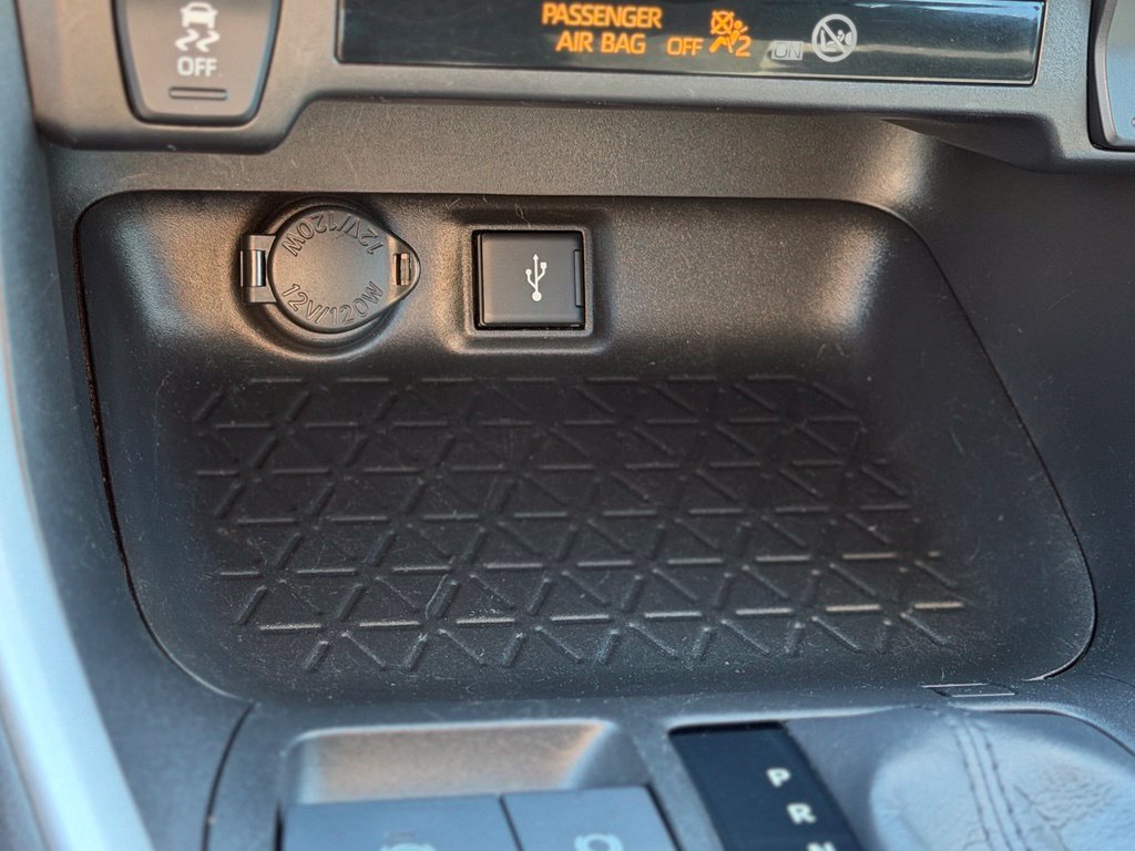 Used 2021 Toyota RAV4 LE AWD/4WD image 17