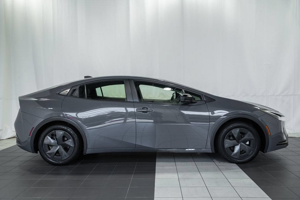 Used 2025 Toyota Prius LE FWD image 3