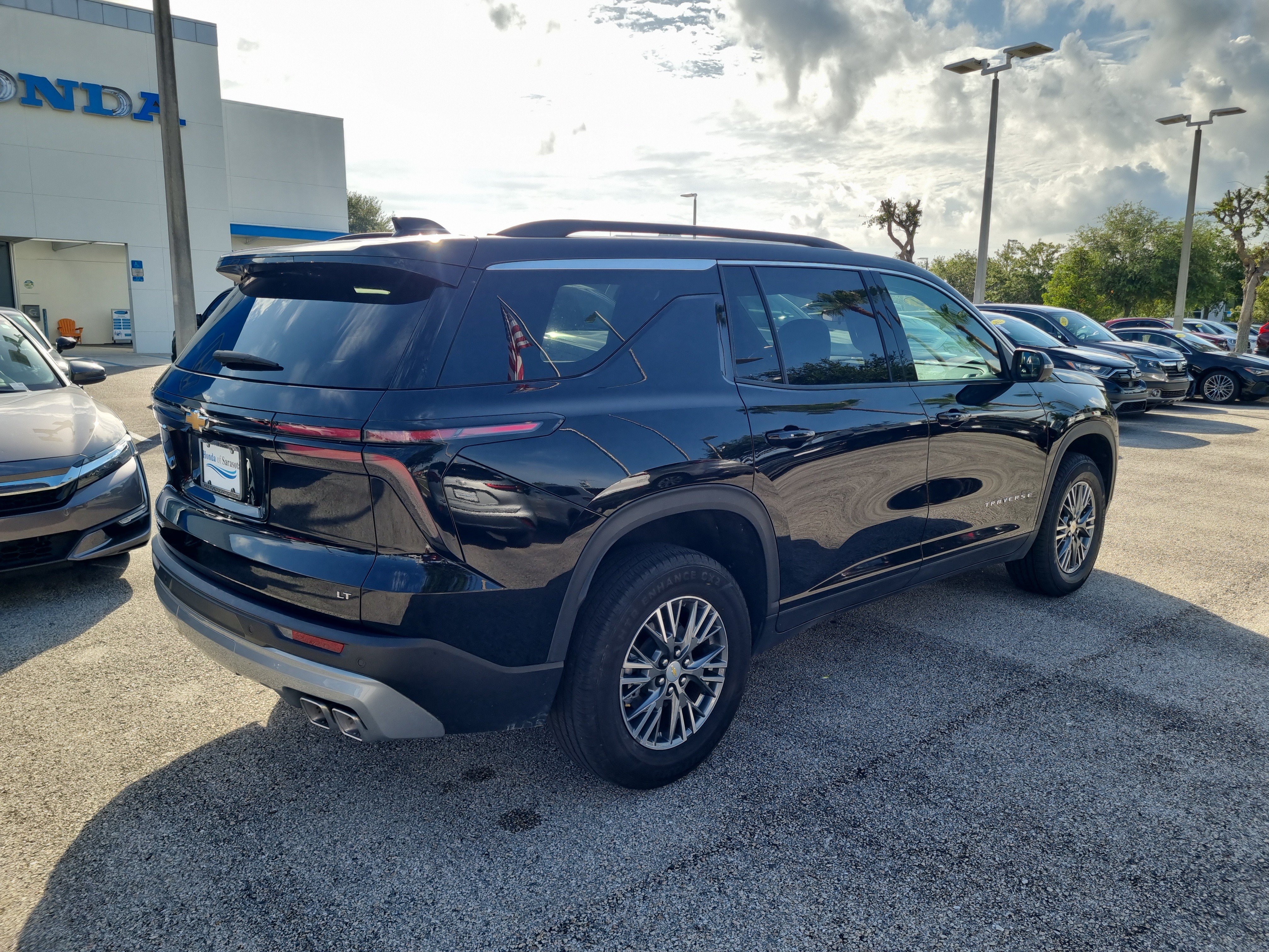 Used 2024 Chevrolet Traverse LT FWD image 7