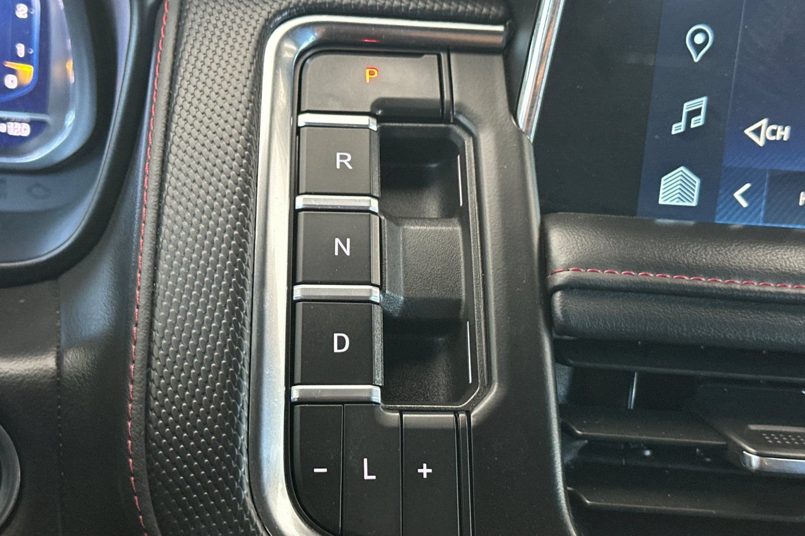Used 2024 Chevrolet Suburban RST RWD image 28