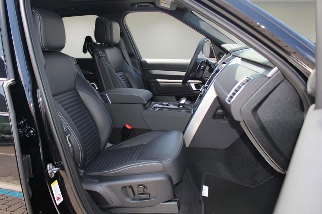 New 2025 Land Rover Discovery Dynamic SE image 17