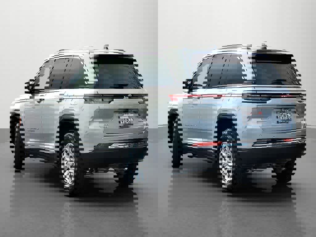 Used 2024 Jeep Grand Cherokee Laredo X image 4