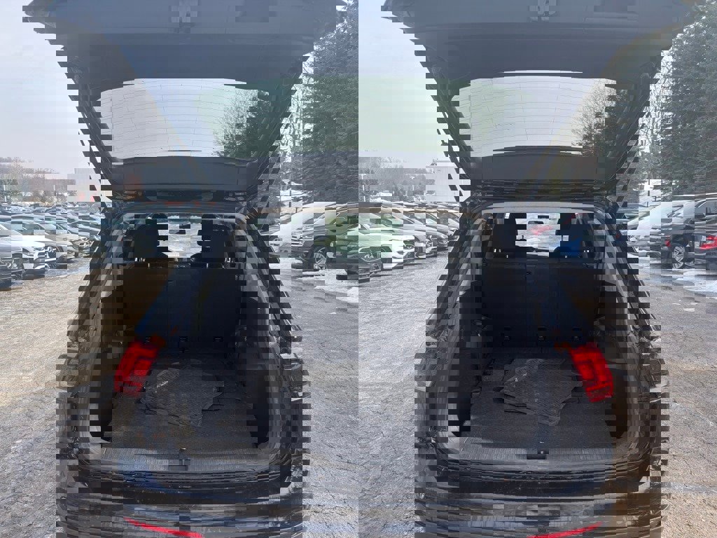 Used 2020 Volkswagen Tiguan S image 32