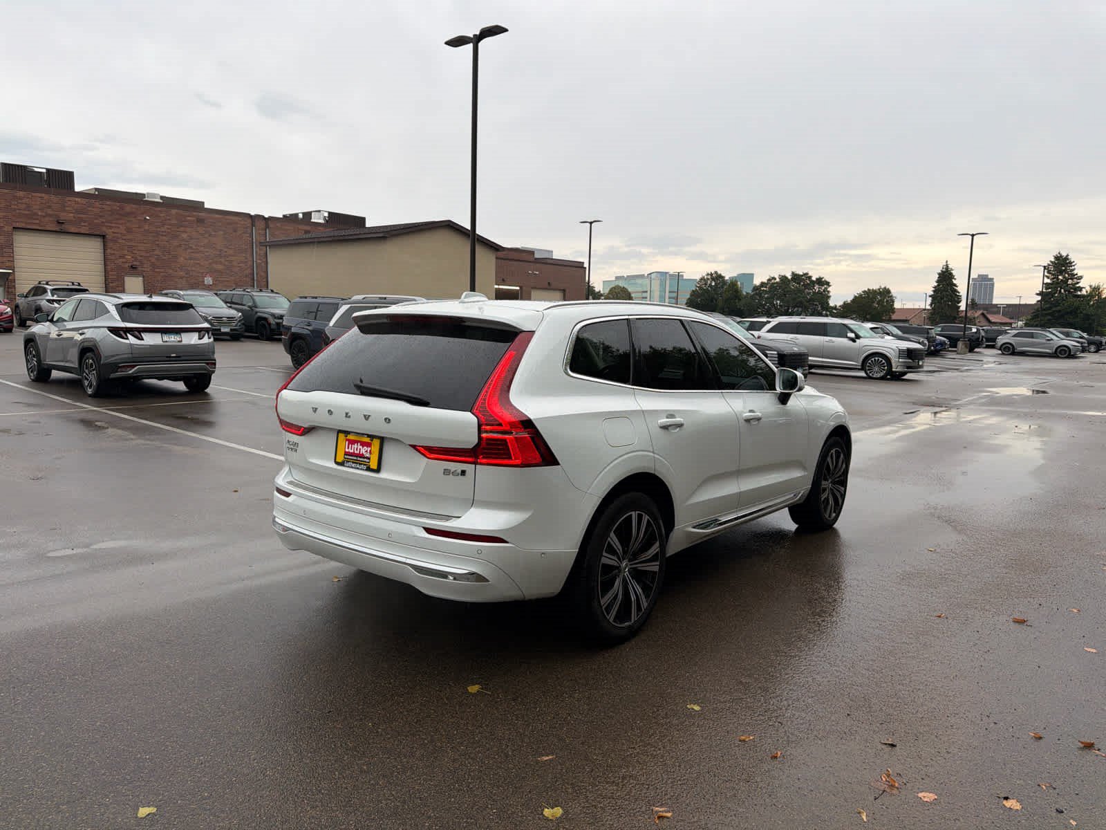 Used 2022 Volvo XC60 B6 Inscription w/ Advanced Package AWD/4WD image 2