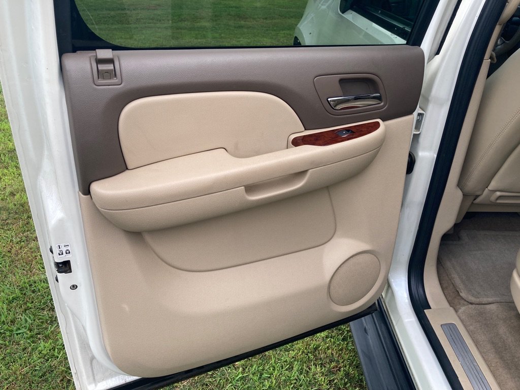 Used 2011 Chevrolet Suburban LTZ RWD image 9
