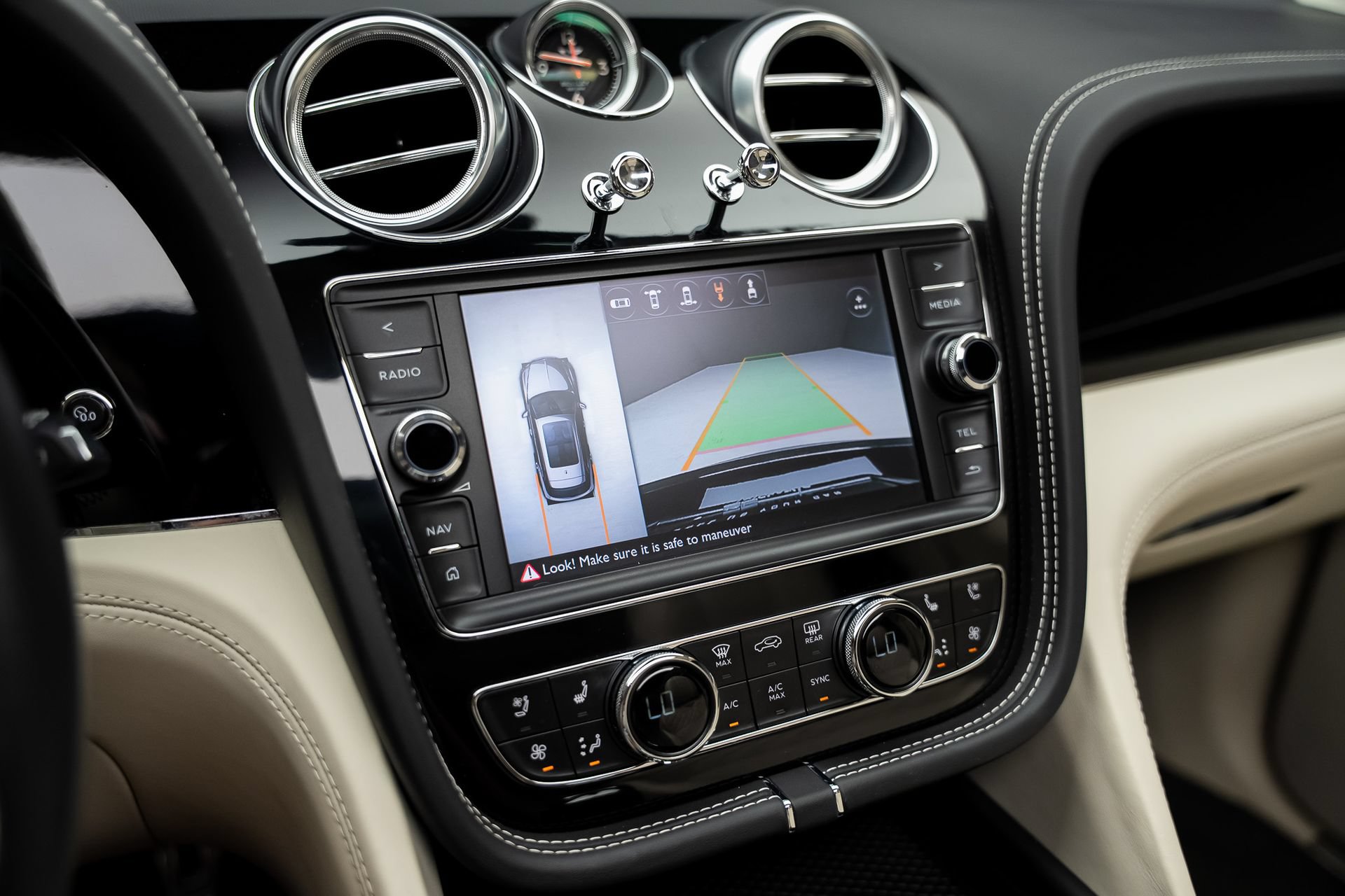 Used 2018 Bentley Bentayga AWD/4WD image 50