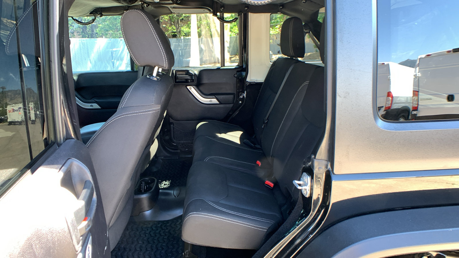 Used 2015 Jeep Wrangler Unlimited Sahara w/ Connectivity Group AWD/4WD image 18