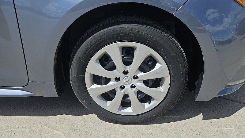 Used 2025 Toyota Corolla LE FWD image 2