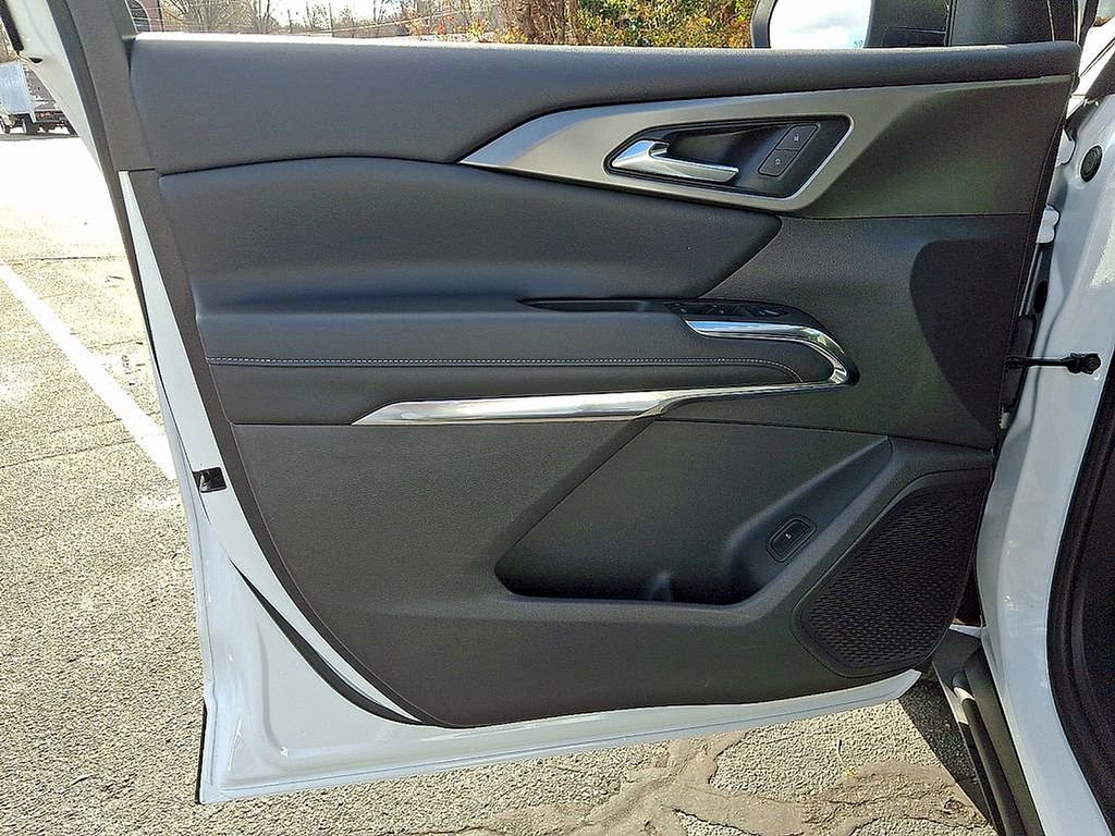 Used 2025 Chevrolet Traverse LT image 12