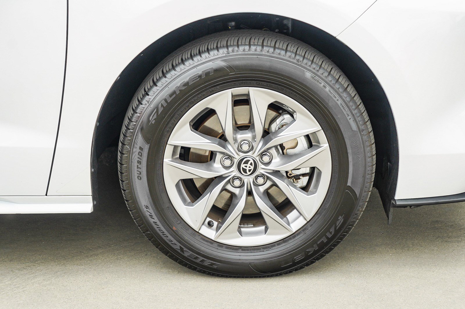 Used 2025 Toyota Sienna LE w/ LE Plus Package AWD/4WD image 11