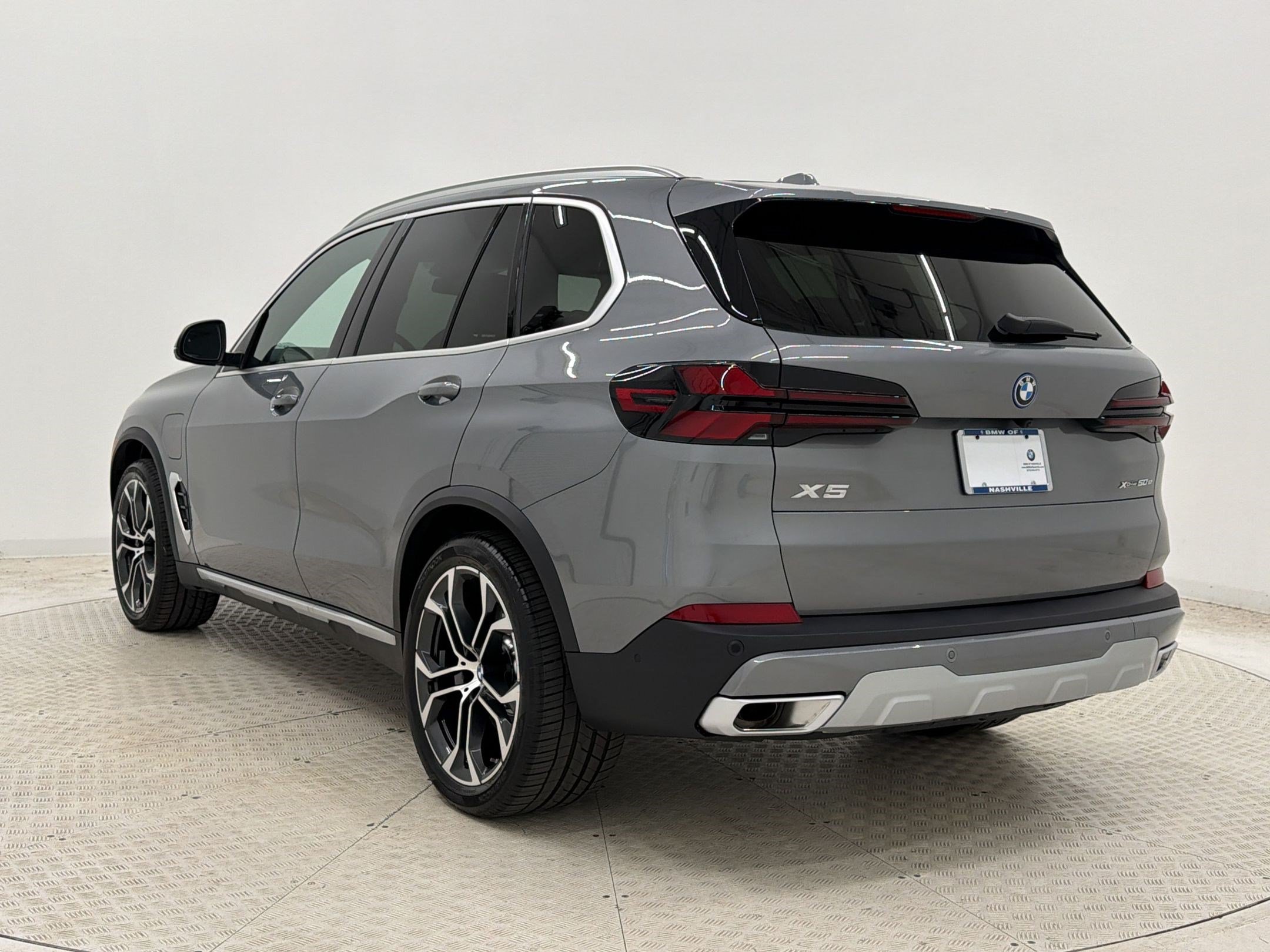New 2026 BMW X5 xDrive50e w/ Premium Package AWD/4WD image 3
