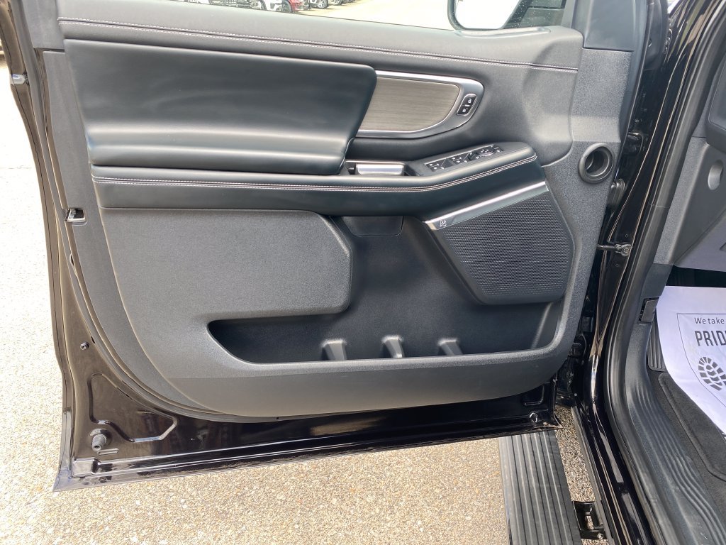 Used 2025 Ford Expedition Platinum AWD/4WD image 25