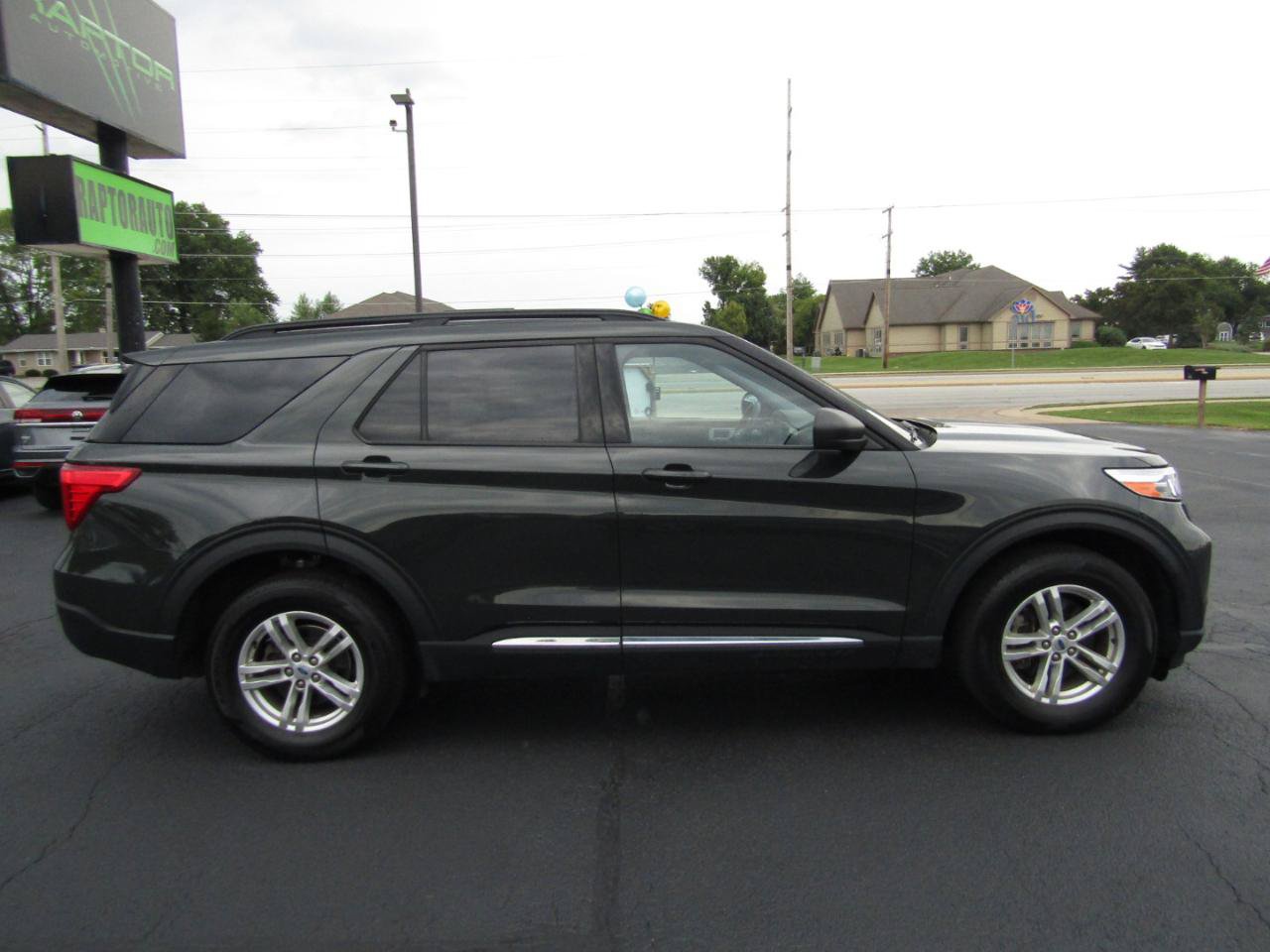 Used 2023 Ford Explorer XLT w/ Equipment Group 202A AWD/4WD image 10