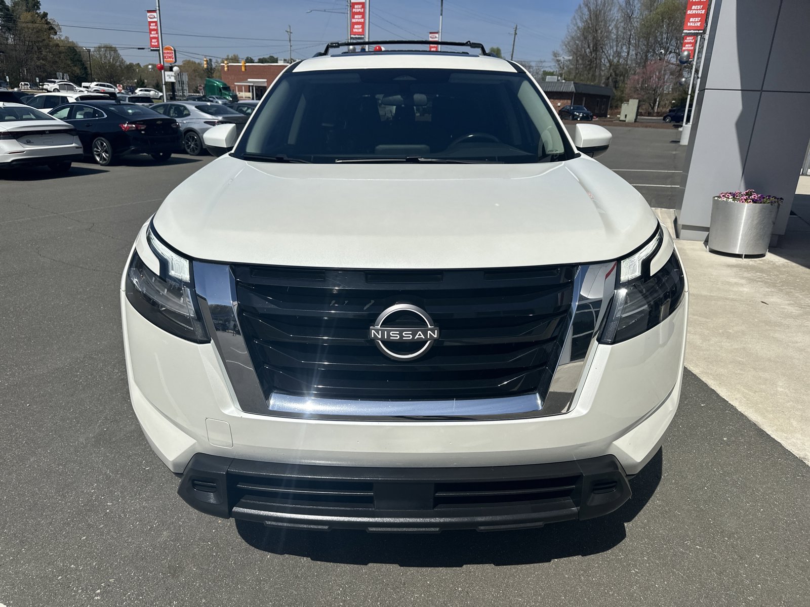 Used 2022 Nissan Pathfinder SV w/ SV Premium Package image 3