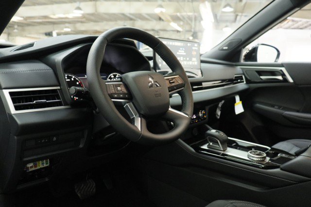 New 2026 Mitsubishi Outlander LE FWD image 5