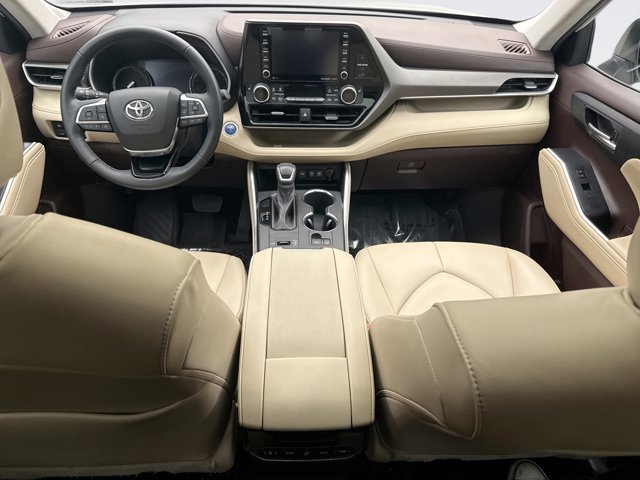 Used 2021 Toyota Highlander XLE AWD/4WD image 14