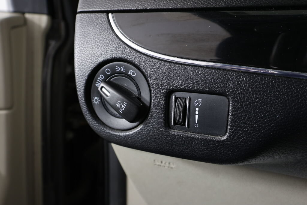 Used 2017 Dodge Grand Caravan SXT FWD image 30