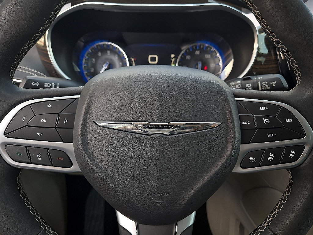 Used 2023 Chrysler Pacifica Limited FWD image 19