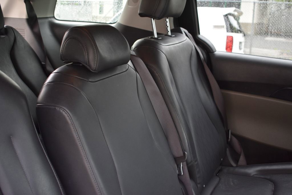 Used 2025 Kia Carnival FWD image 27