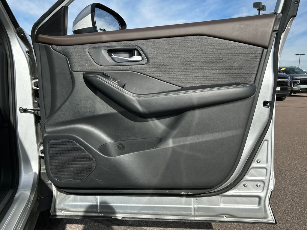 Used 2023 Nissan Rogue SV image 30