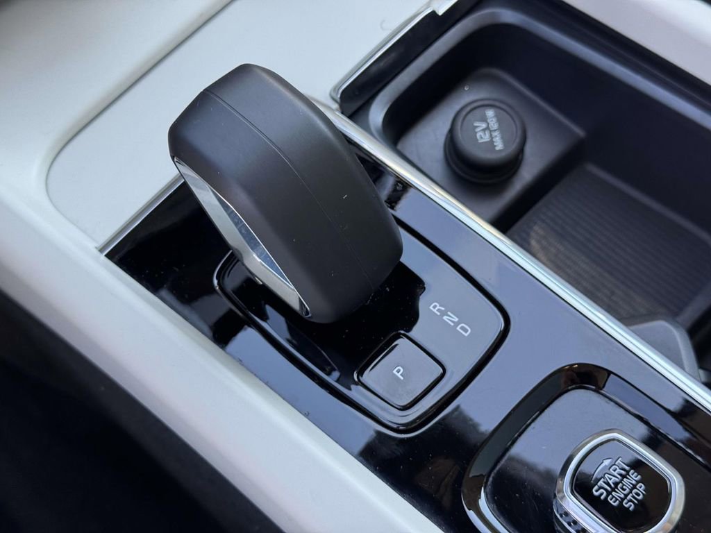 Certified 2025 Volvo XC60 B5 Core AWD/4WD image 31