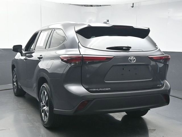 Used 2024 Toyota Highlander XLE FWD image 6