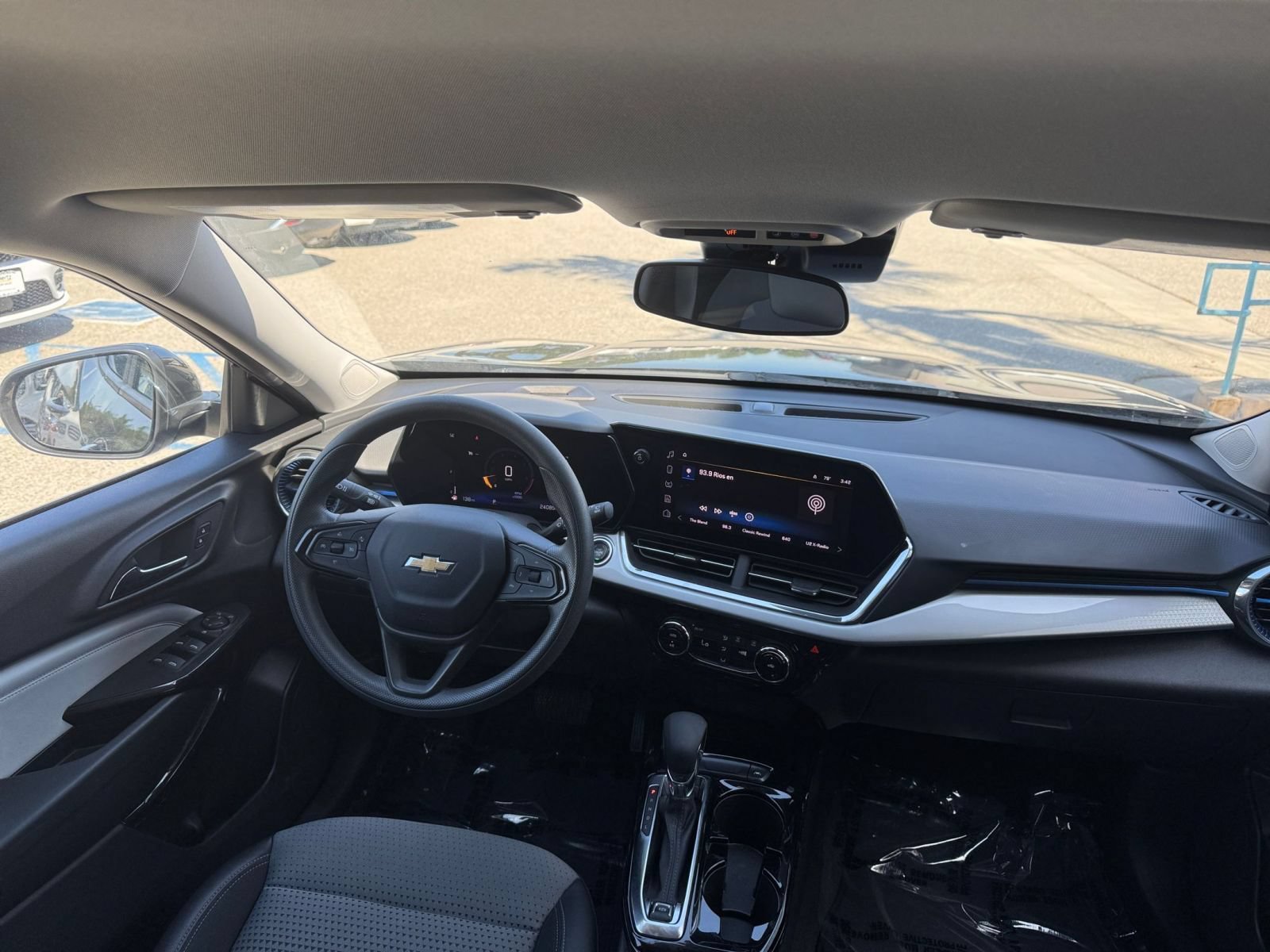 Used 2025 Chevrolet Trax LT FWD image 33
