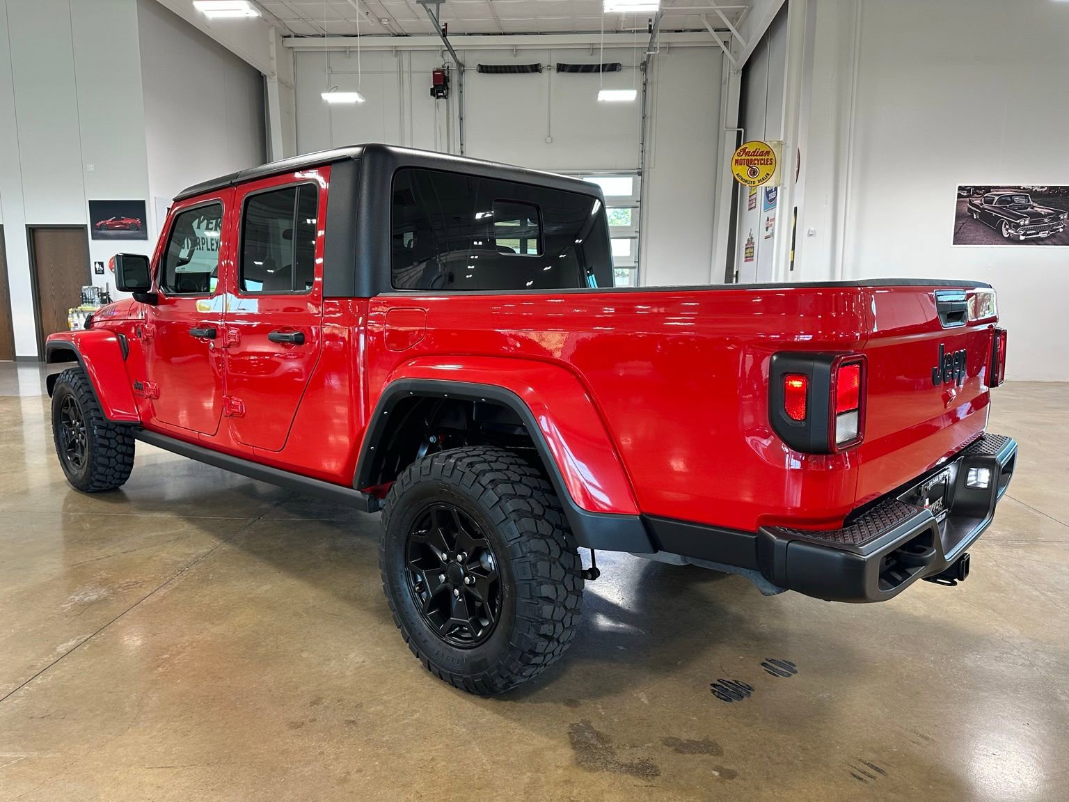 Used 2021 Jeep Gladiator Willys image 5