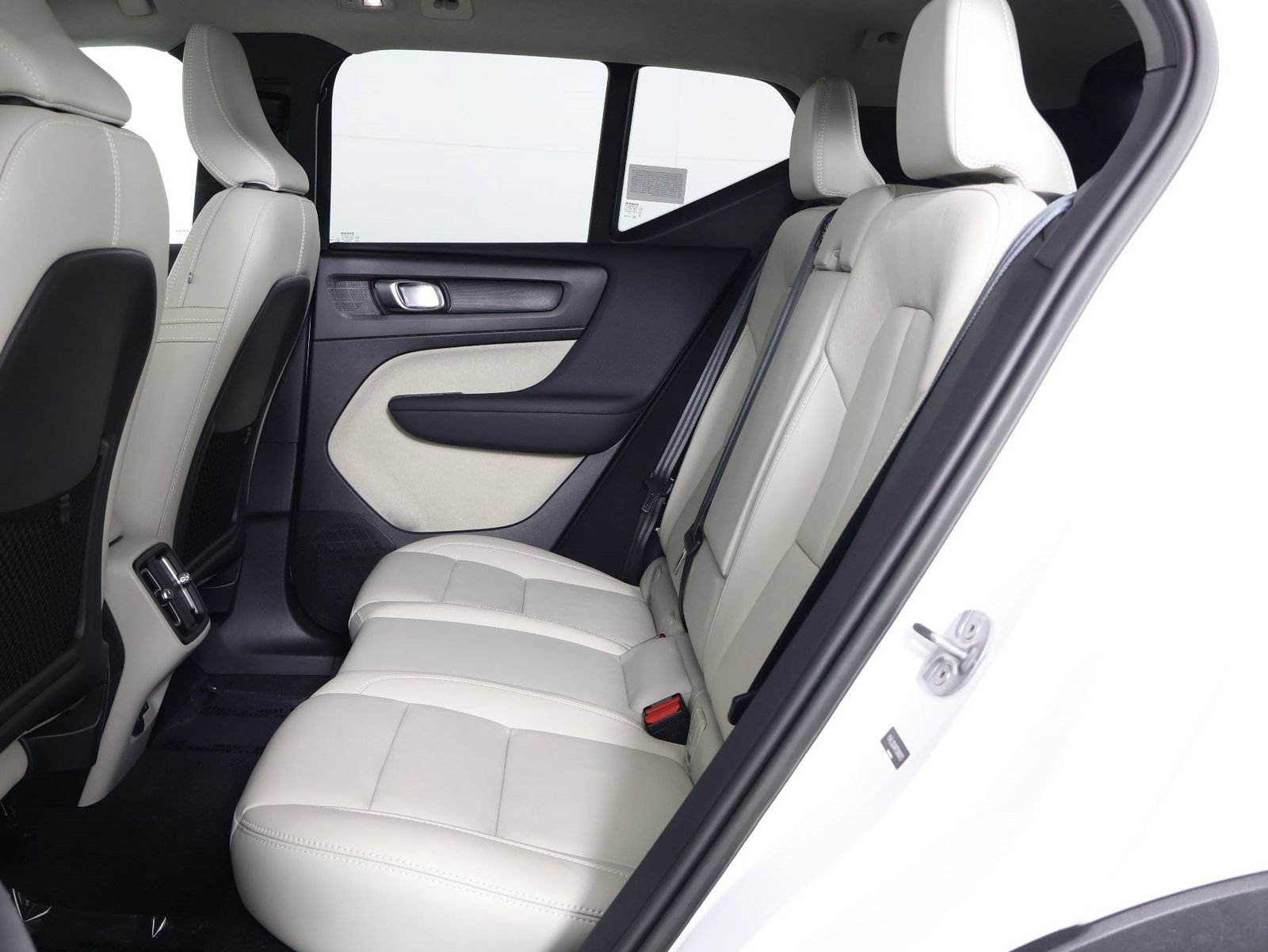 Used 2023 Volvo XC40 B5 Ultimate w/ Climate Package AWD/4WD image 32