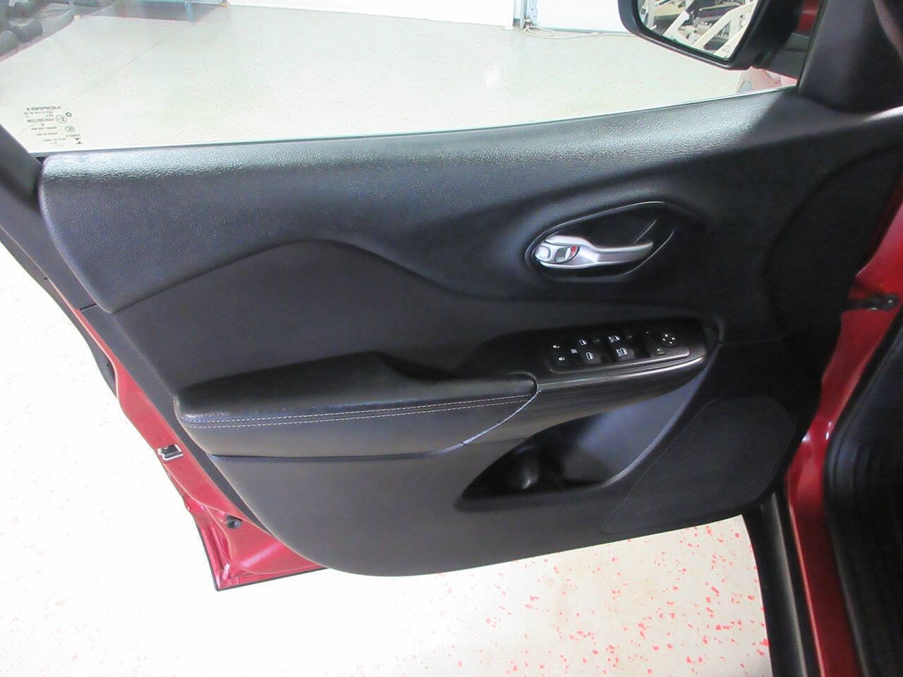 Used 2016 Jeep Cherokee Latitude w/ Cold Weather Group AWD/4WD image 27