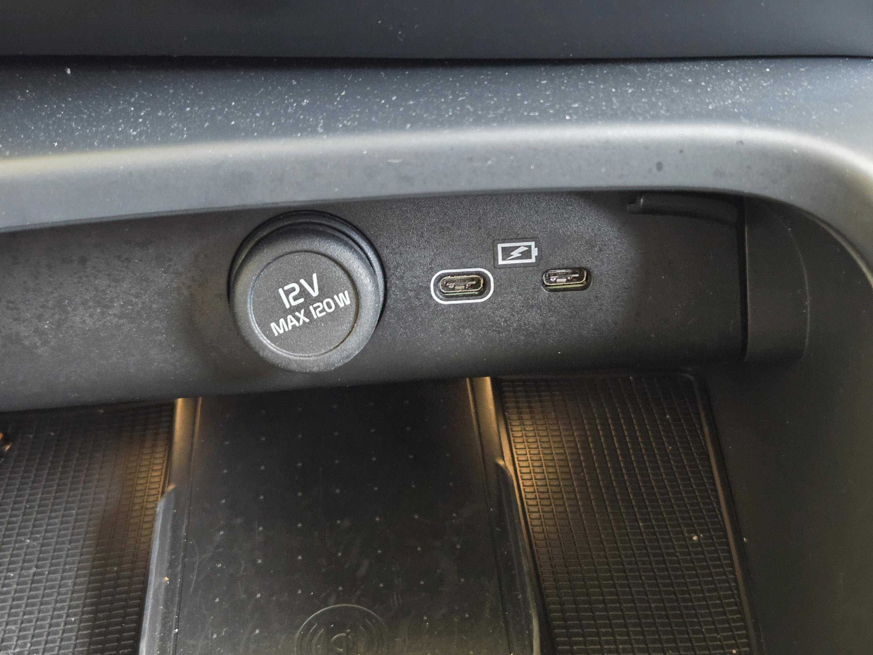 Used 2023 Volvo XC40 B5 Plus image 27