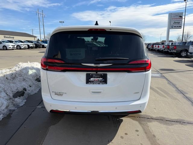 New 2026 Chrysler Pacifica Select AWD/4WD image 7