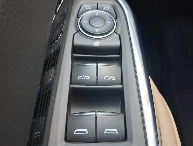 Used 2024 Cadillac XT4 Luxury w/ Cold Weather Package FWD image 9
