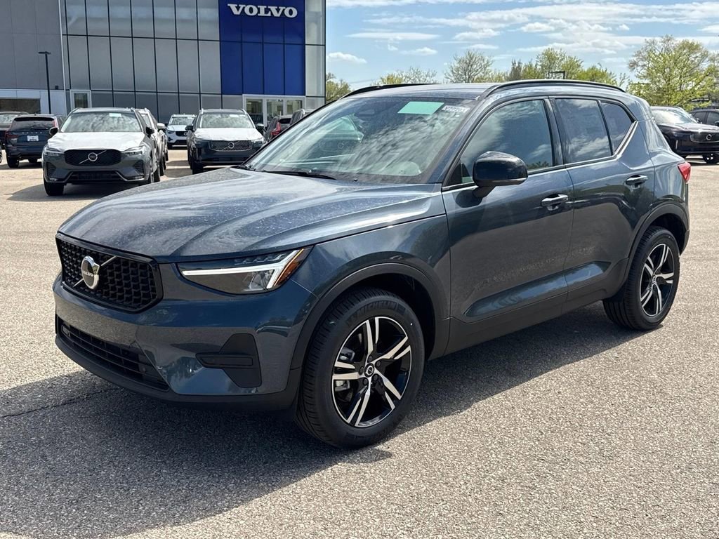 New 2026 Volvo XC40 B5 Core w/ Climate Package