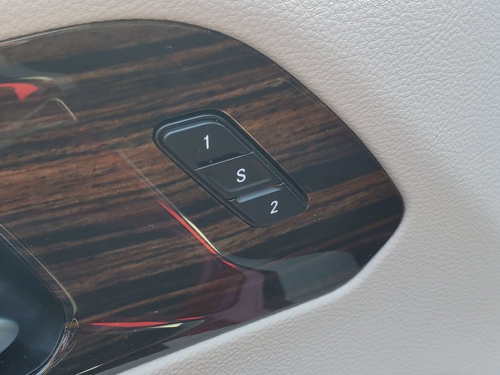 Used 2024 Chrysler Pacifica Limited FWD image 9