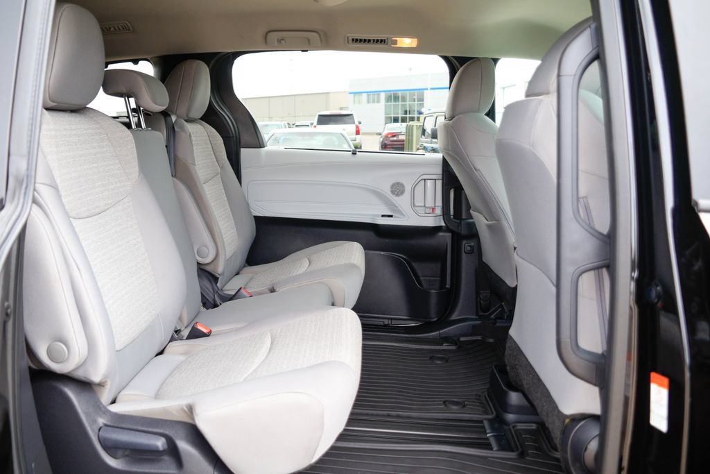 Used 2026 Toyota Sienna LE FWD image 12