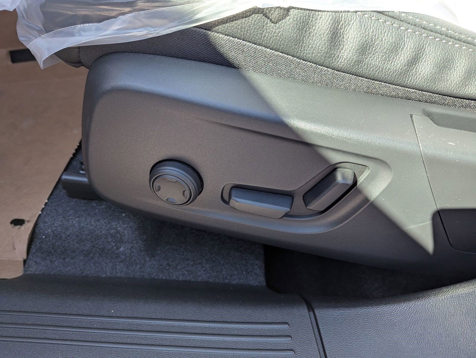 New 2025 Volvo XC40 B5 Plus w/ Protection Package Premier image 9