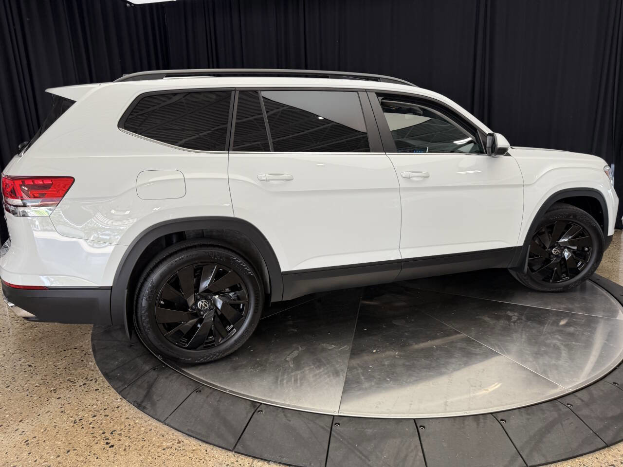 Used 2024 Volkswagen Atlas SE w/ Panoramic Sunroof Package image 9