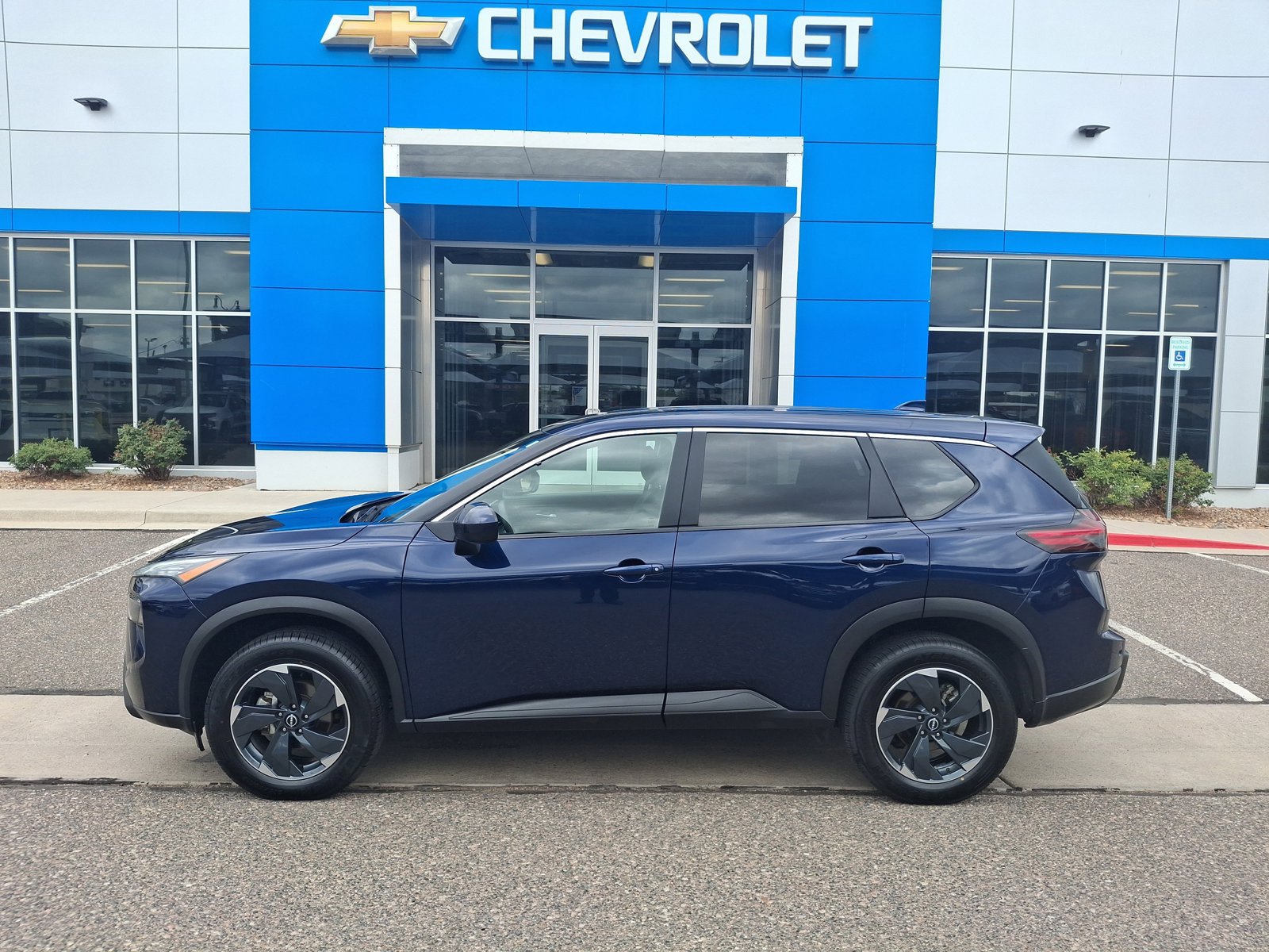 Used 2024 Nissan Rogue SV AWD/4WD image 2