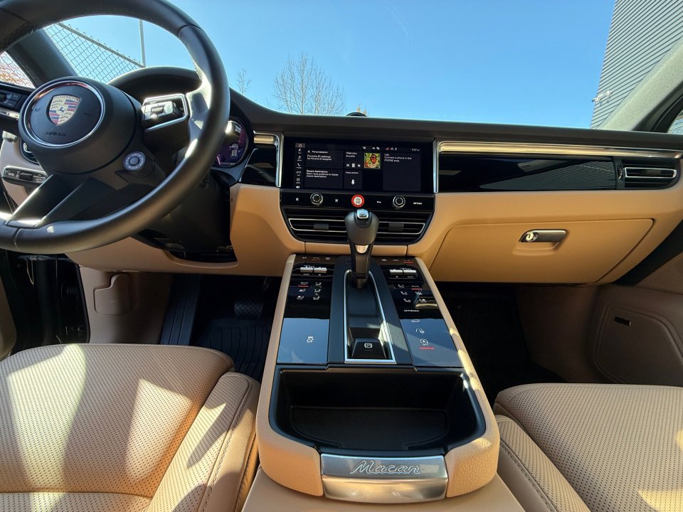 Certified 2025 Porsche Macan image 16