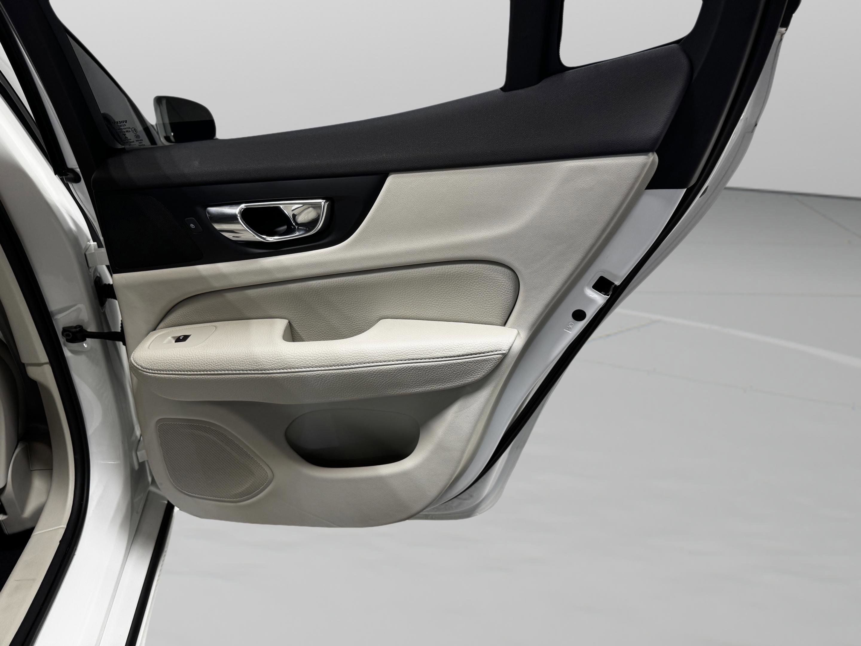 Used 2019 Volvo S60 T6 Momentum w/ Multimedia Package image 15