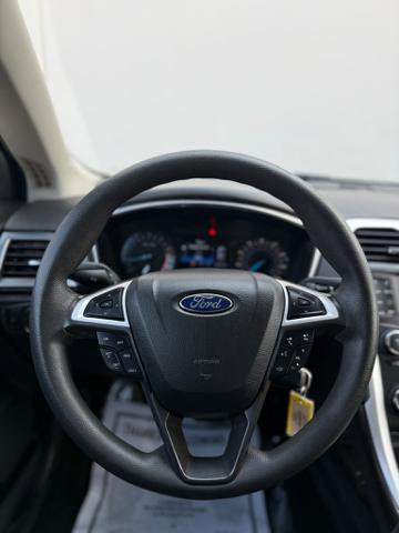 Used 2015 Ford Fusion SE FWD image 18