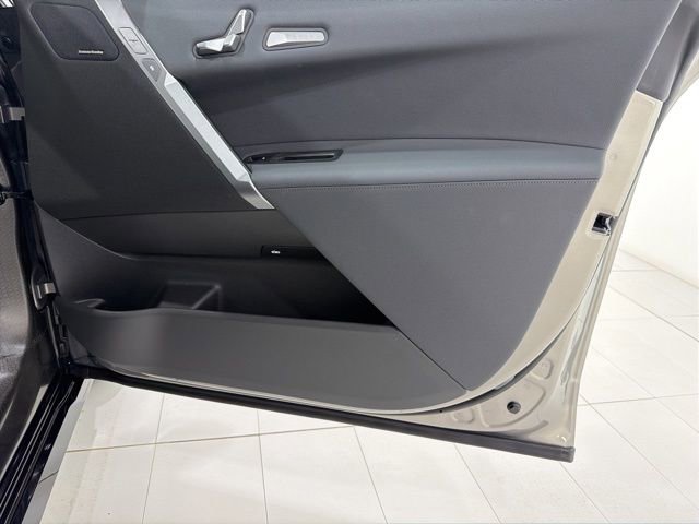 Used 2025 BMW iX xDrive50 w/ Premium Package image 18