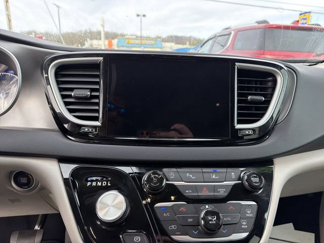 Used 2024 Chrysler Pacifica Touring-L image 20