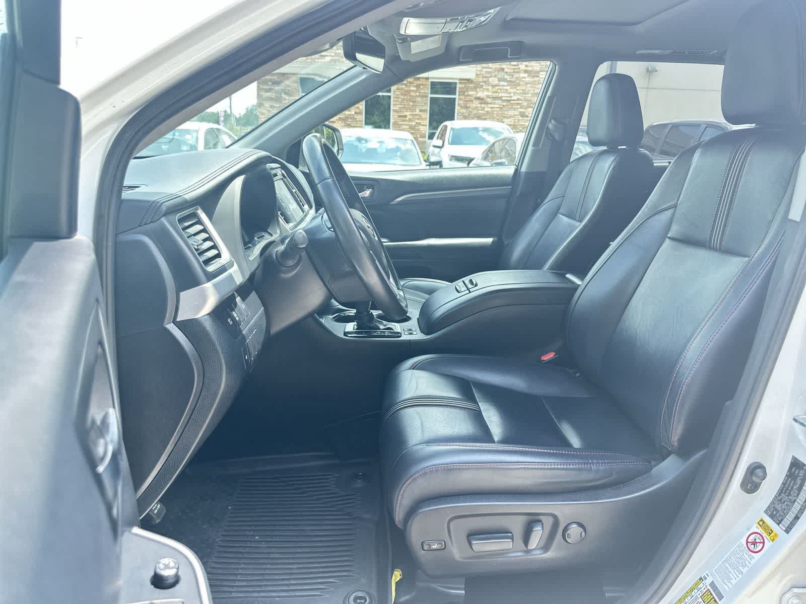 Used 2019 Toyota Highlander SE AWD/4WD image 14